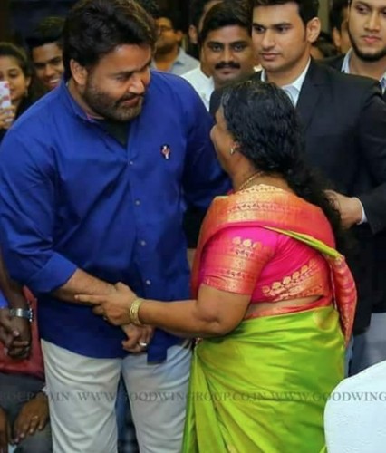 mohanlal-with-lady-fans-1
