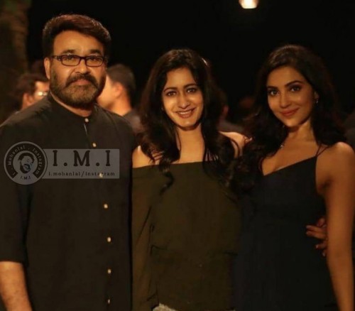 mohanlal-with-lady-fans-5