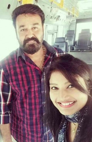 mohanlal-with-lady-fans-7